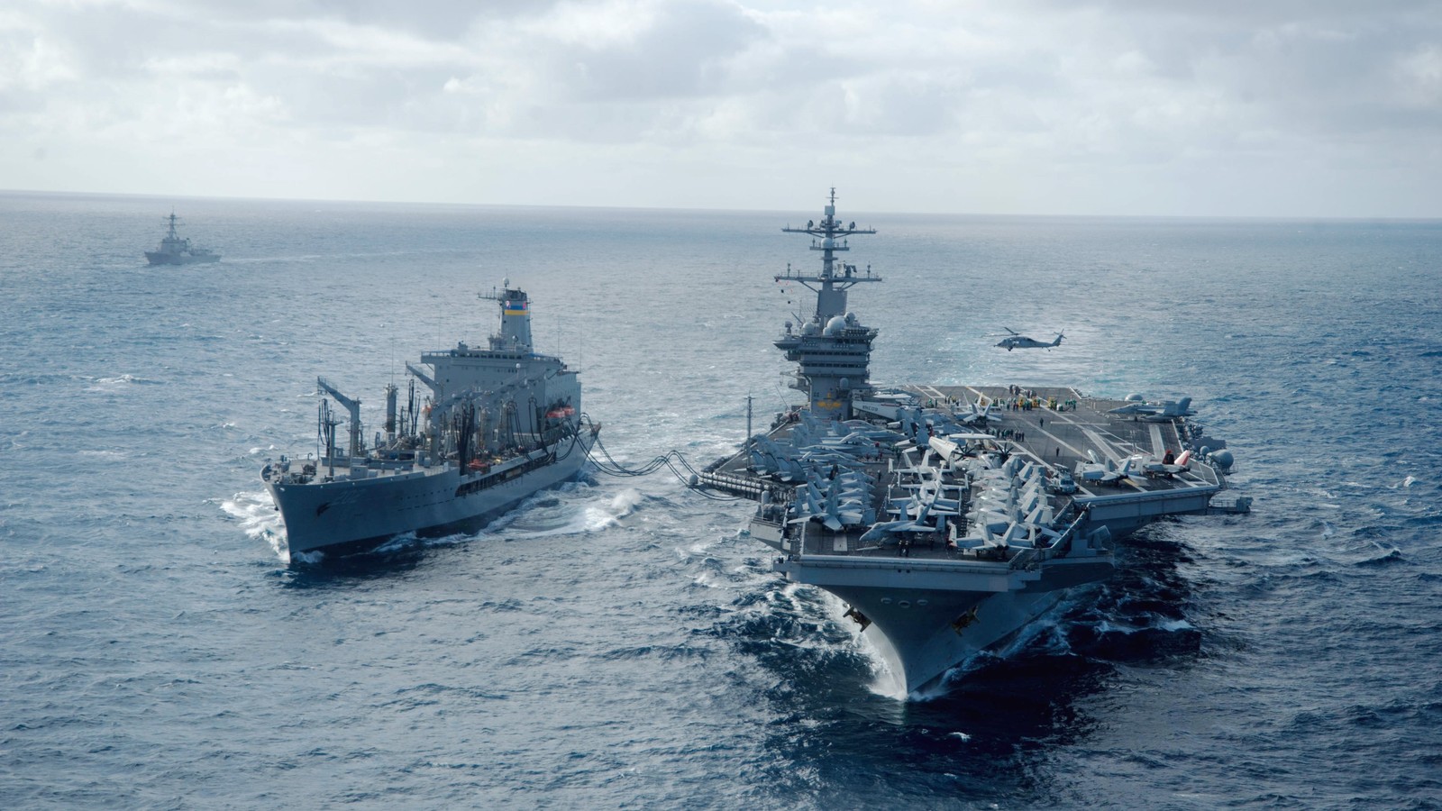 Dos barcos en el agua con un bote al fondo (marina de los estados unidos, portaaviones, marina, buque de guerra, barco)