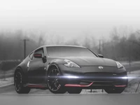 Nissan 370Z sportif noir élégant avec des jantes stylées et un éclairage dynamique