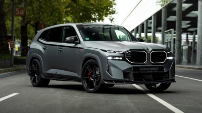 Manhart MHXM 900: BMW XM personalizado en entorno urbano