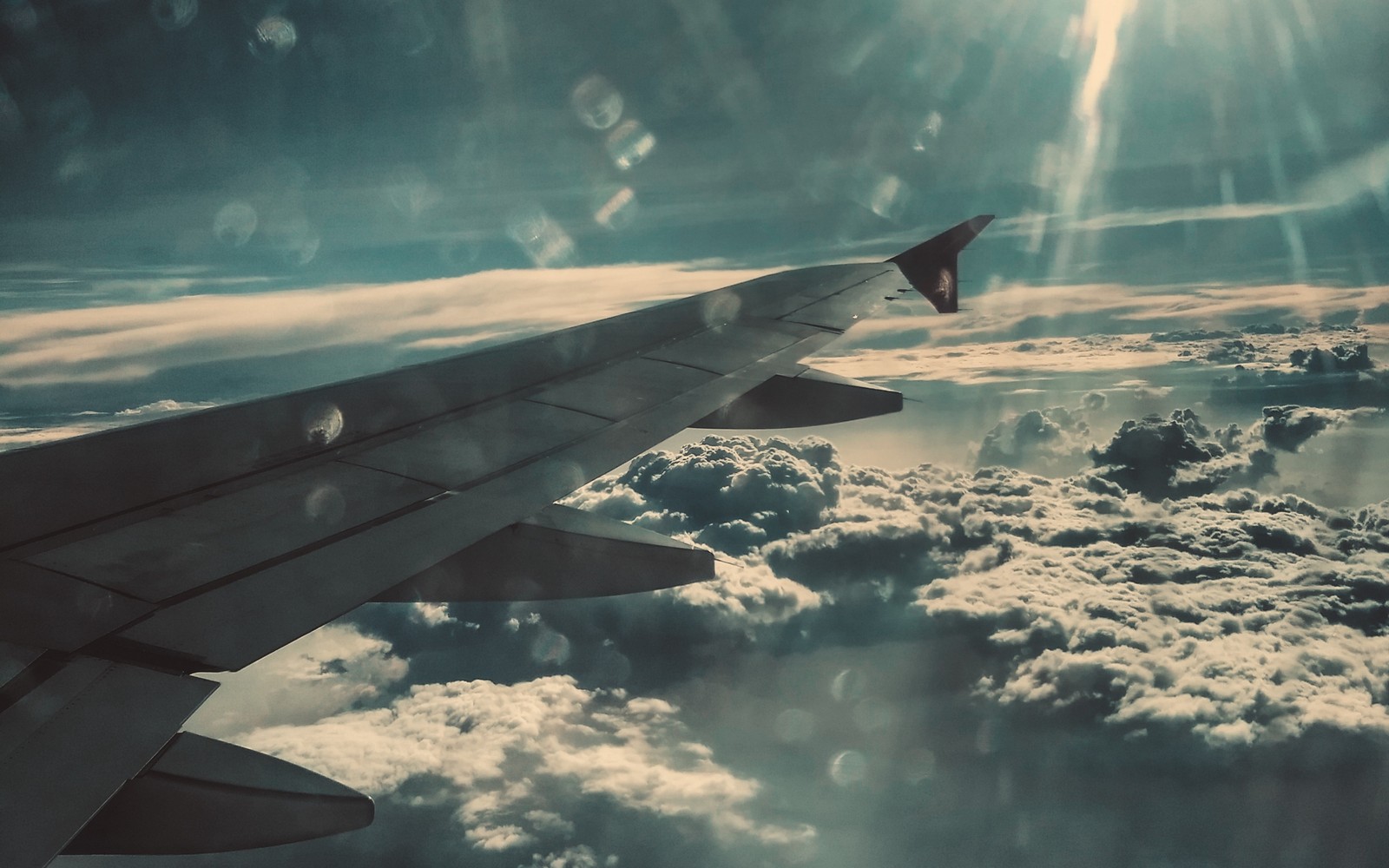 Vue d'une aile d'avion volant au-dessus d'un ciel nuageux (nuage, avion, aile, vol, voyage aérien)