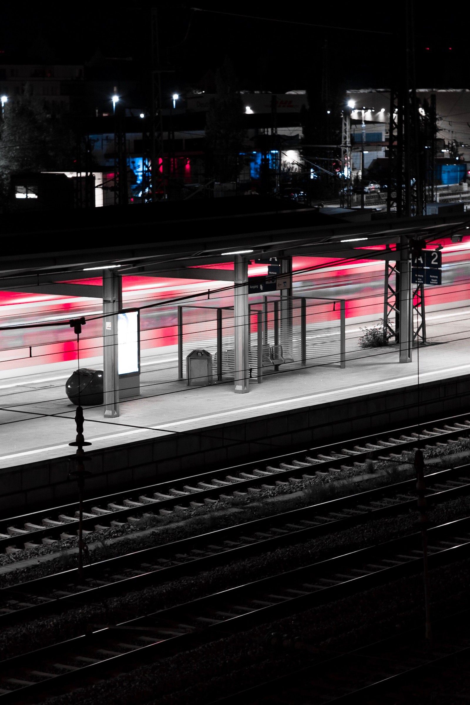 Tren de jirafas pasando por una estación de tren de noche con luces rojas (estación de tren, rosa, chicago, cielo, área urbana)