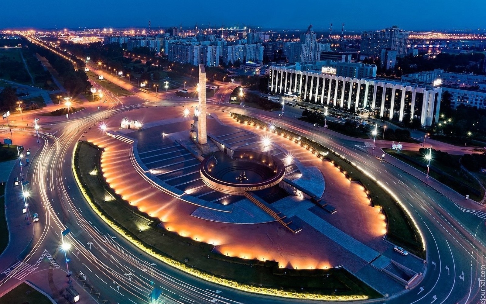 Vue aérienne d'une ville la nuit avec une fontaine et une tour d'horloge (moscou, saint pétersbourg, saint petersburg, point de repère, zone urbaine)