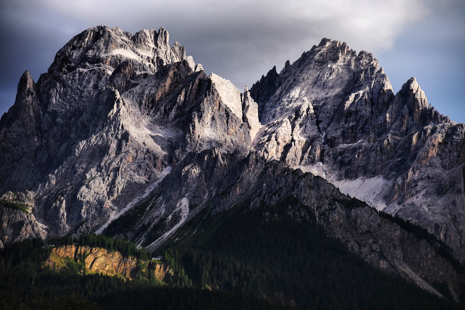 Горы со снегом и несколькими деревьями на переднем плане (доломиты, dolomites, горный хребет, италия, покрытый снегом)