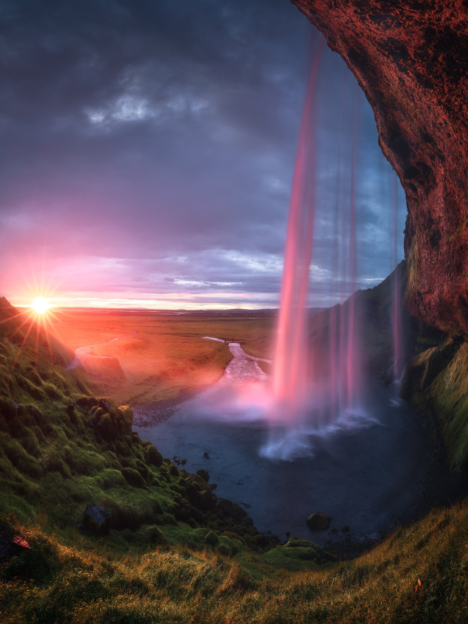 Une cascade dans une grotte avec un coucher de soleil en arrière-plan (nature, nuage, eau, atmosphère, paysage naturel)