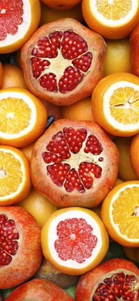 Uma vibrante variedade de frutas cítricas e romãs, mostrando a riqueza dos alimentos naturais ideais para uma dieta saudável.