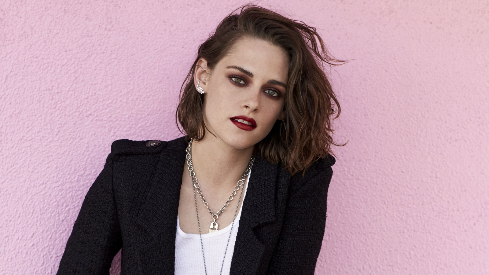 Una imagen cercana de una mujer con un collar y una chaqueta (kristen stewart, celebridad, actriz, morena, chicas)