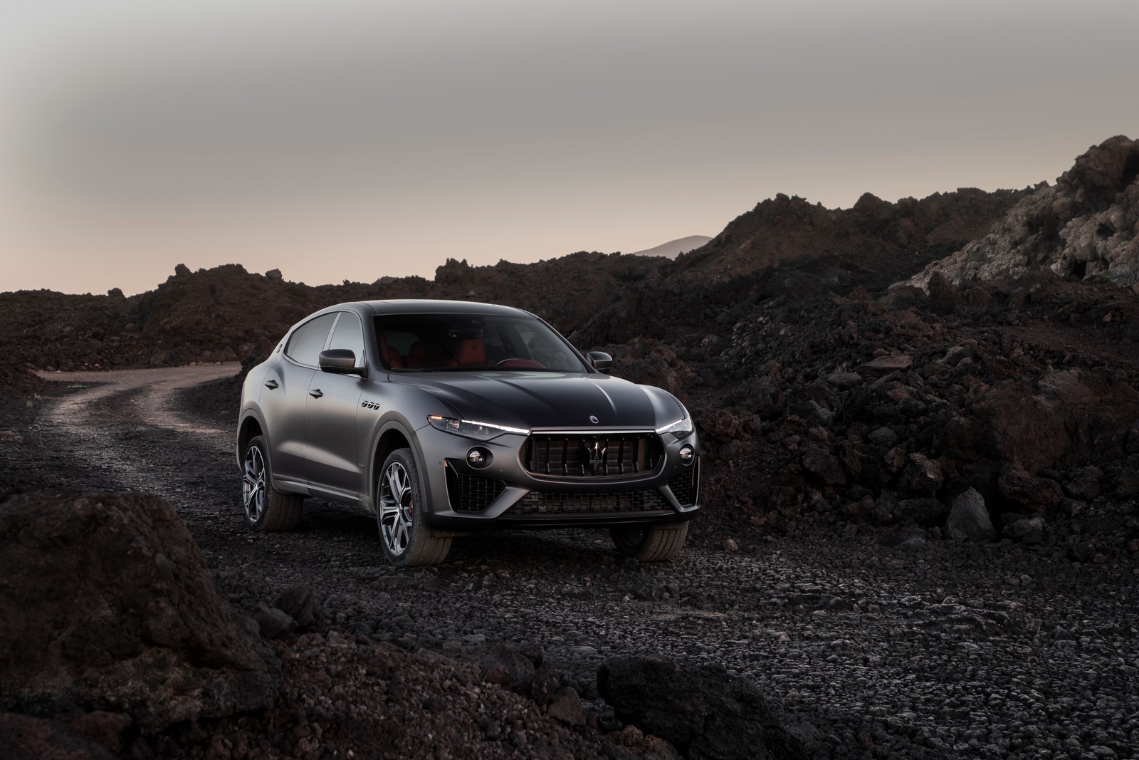 Un maserat gris estacionado en un camino rocoso en el desierto (maserati levante gransport vulcano, 2020, 5k, coches, fondo de pantalla 4k)