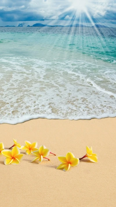 Sonniger Strand mit gelben Blumen und sanften Wellen