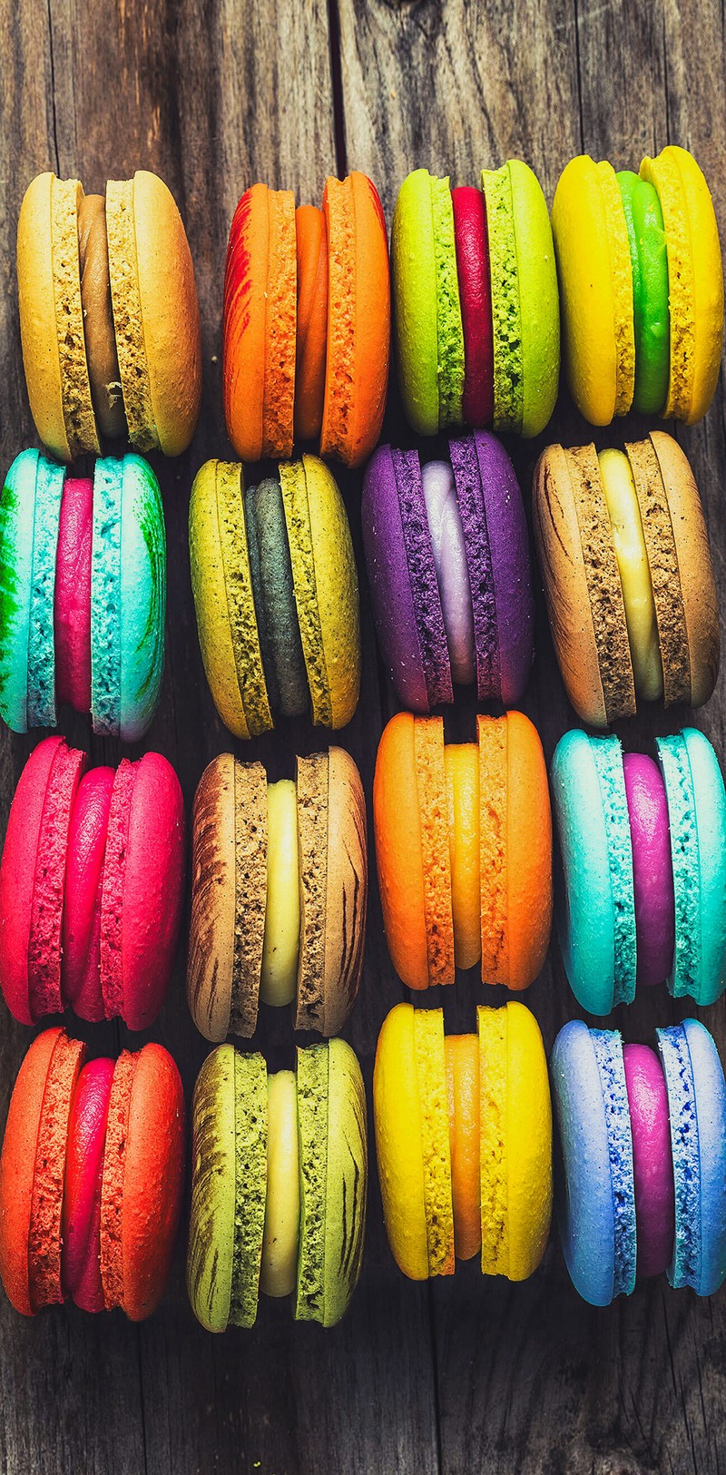 Крупный план кучи макаронов на деревянном столе (макарон, macaron, французский, макароны, мате)