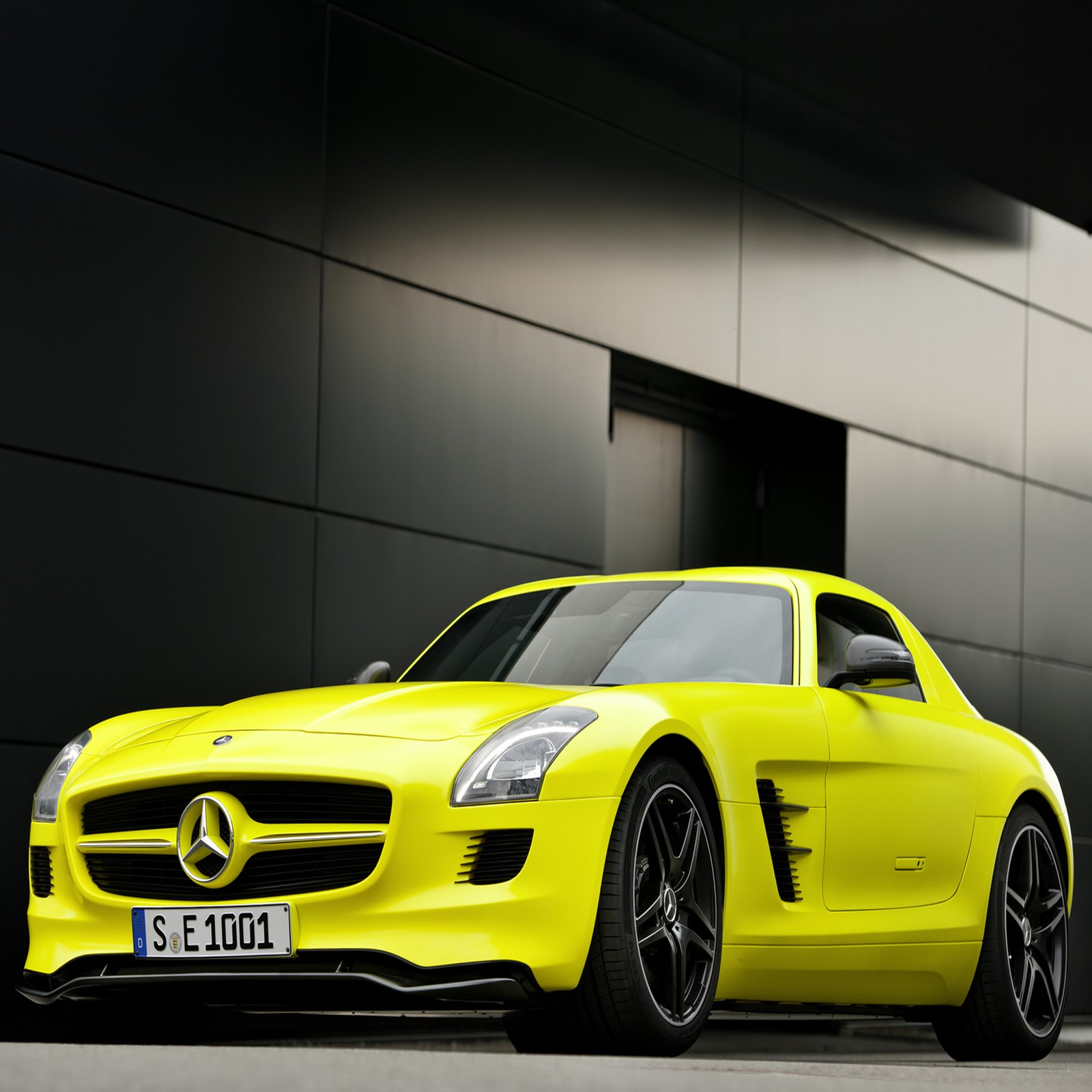 Un gros plan d'une voiture de sport mercedes sls amg jaune (audi, auto, benz, voiture, voiture de sport)