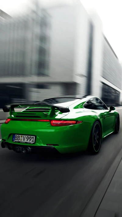 Porsche verde dinámico en movimiento