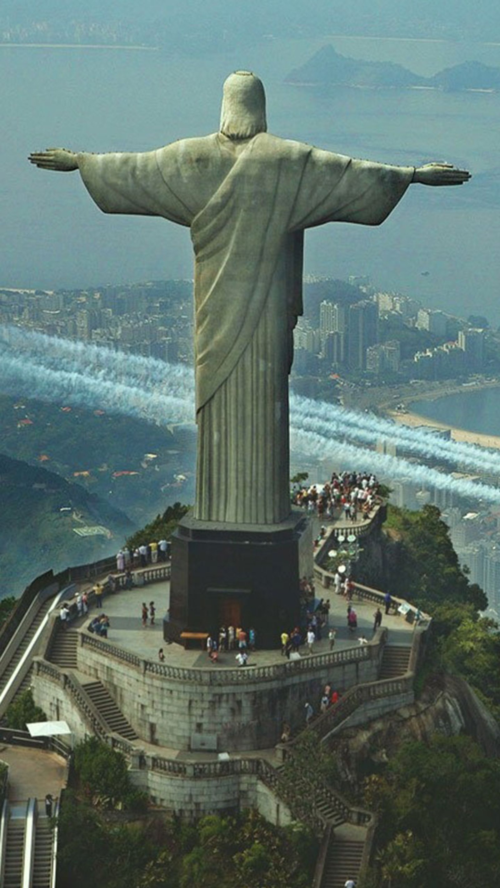 Arabeske der statue jesu auf einem berg mit einer blauen rauchspur hinter sich (ch, christus, christlich, jesus, rio)