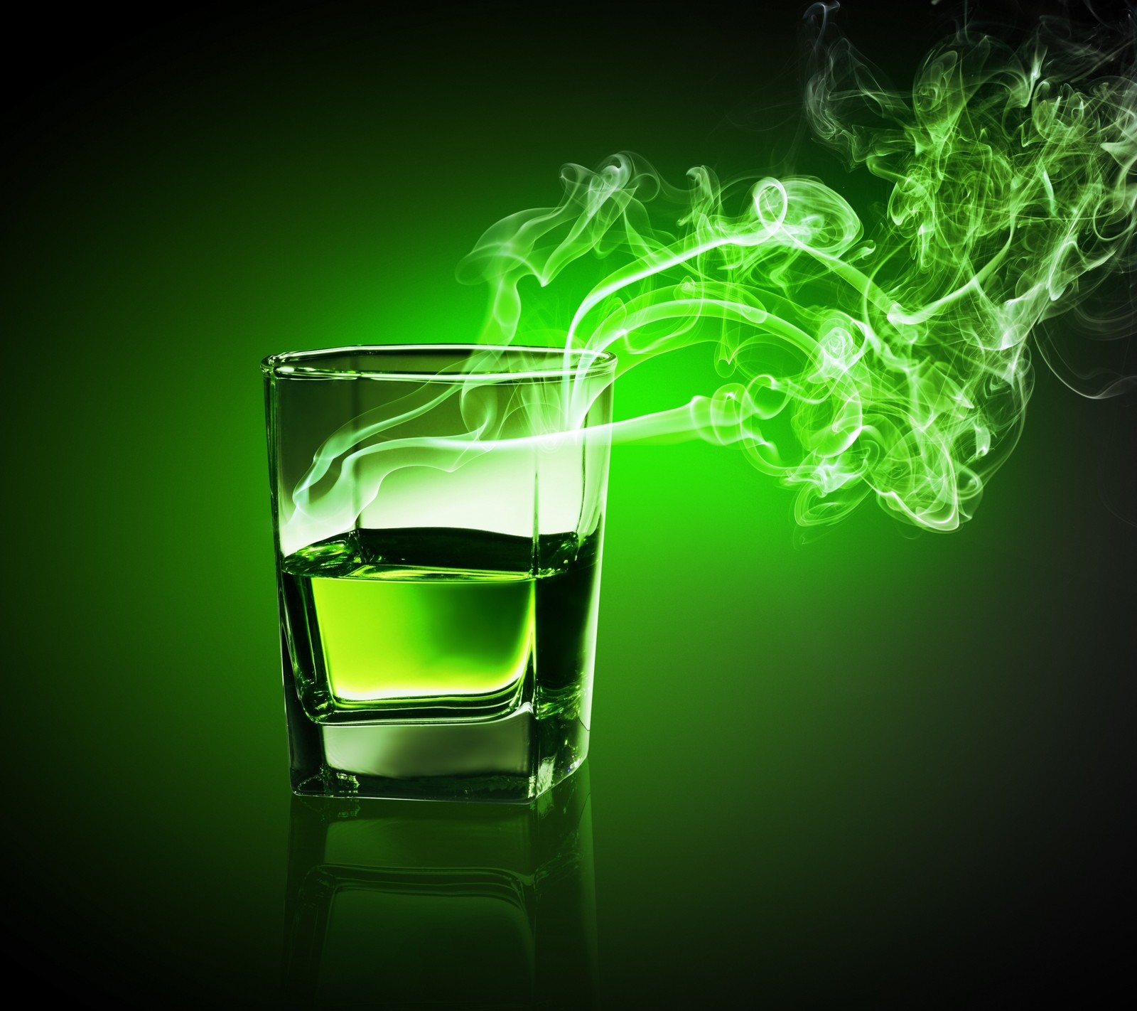 Humo saliendo de un vaso de líquido verde (2160x1920, fondo de pantalla)