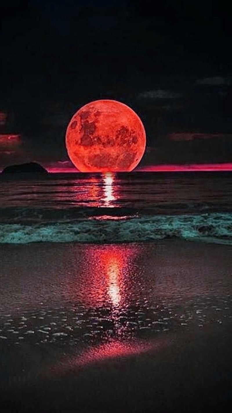 Gros plan sur une lune rouge au-dessus de l'océan avec une plage (plage, paysage, violet)