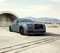 Rolls Royce afinado em uma paisagem deserta