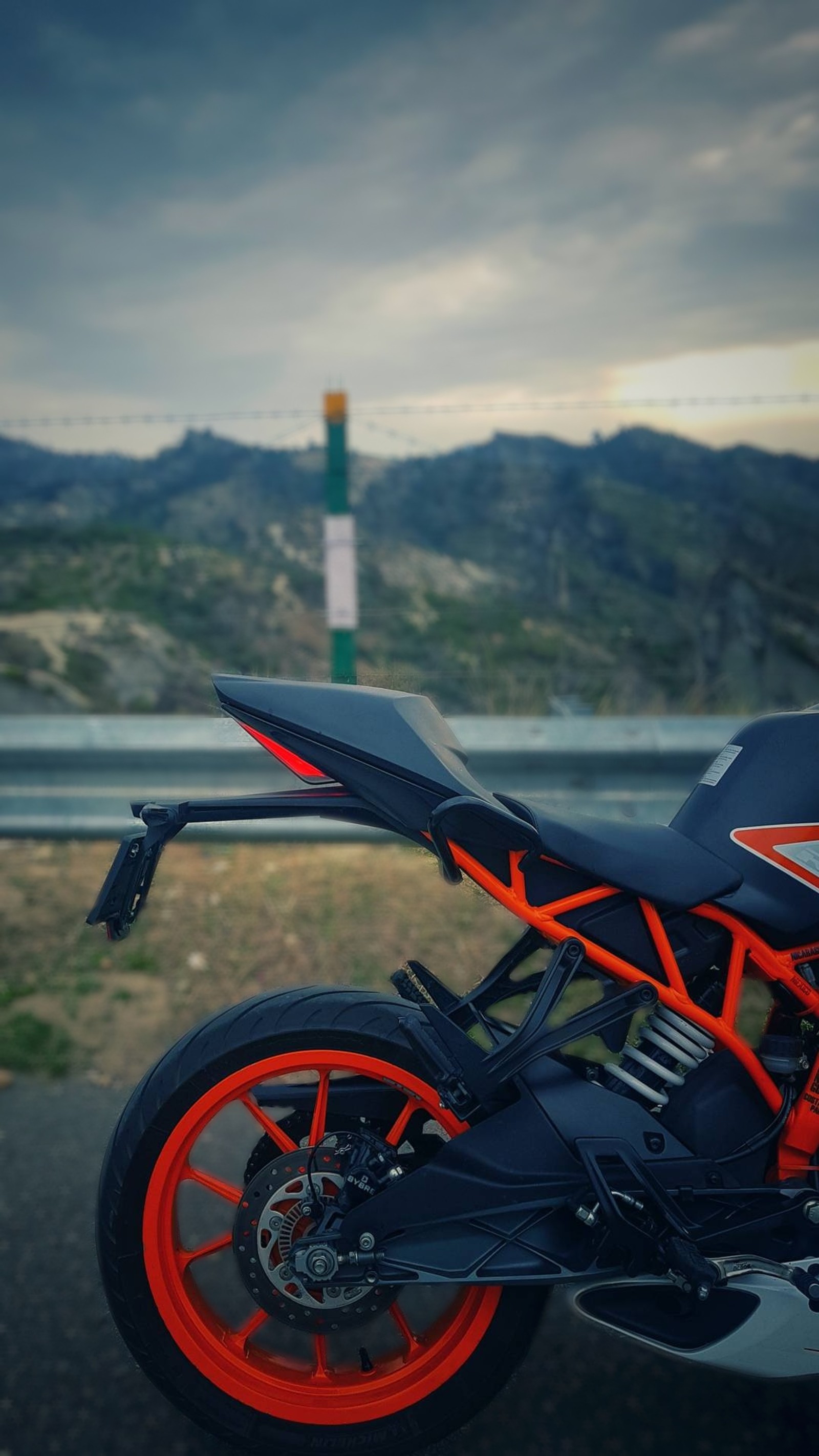 Hay una motocicleta estacionada ao lado da estrada (4k, bicicleta, reflex digital, ktm, snapseed)