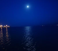 Mar iluminado por la luna en la noche