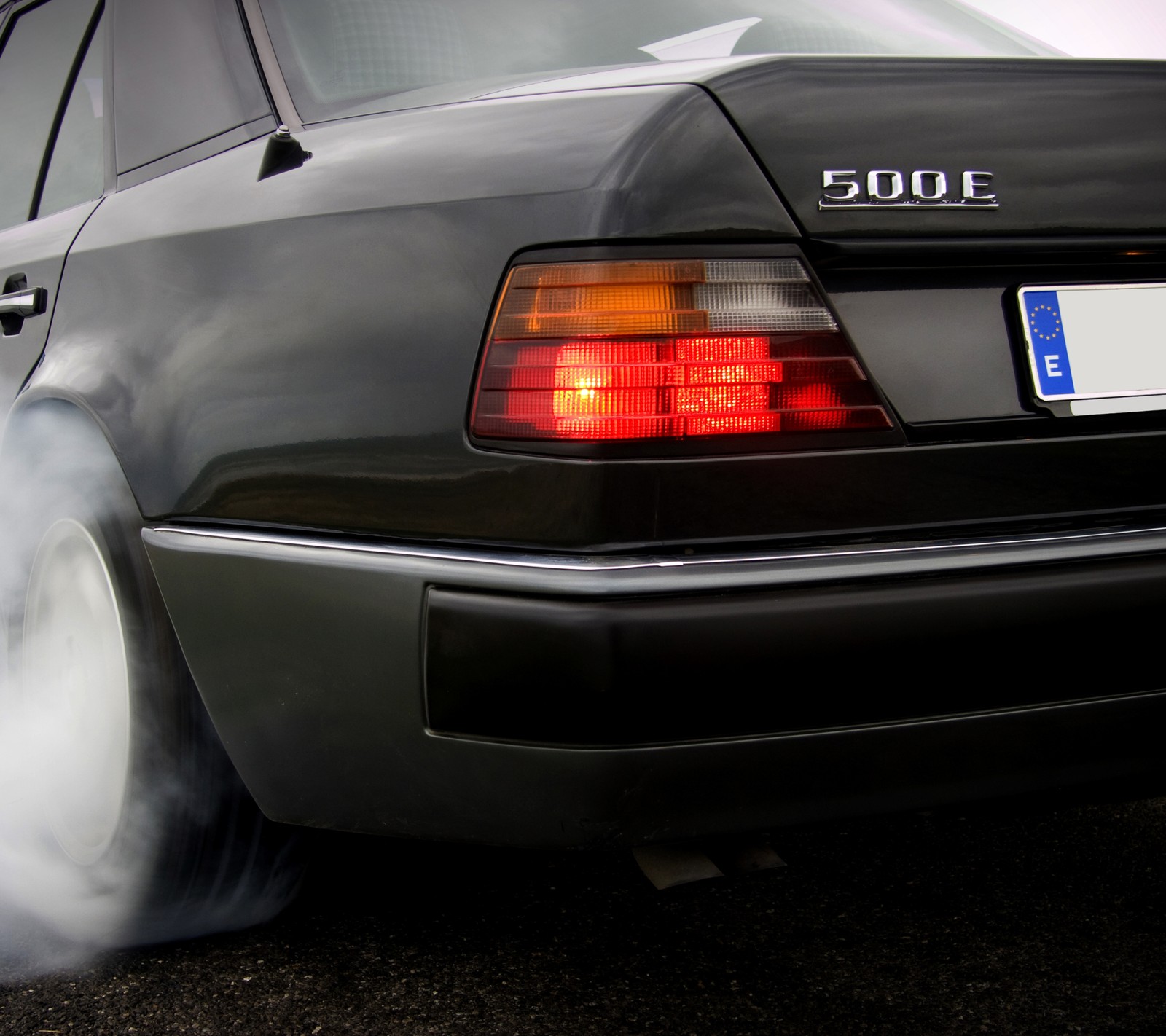 Une voiture noire avec beaucoup de fumée qui s'échappe (amg, auto, benz, voiture, classique)