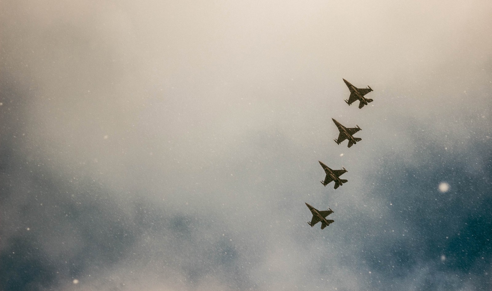 Descargar fondo de pantalla avión, atmósfera, fuerza aérea, nube, cielo