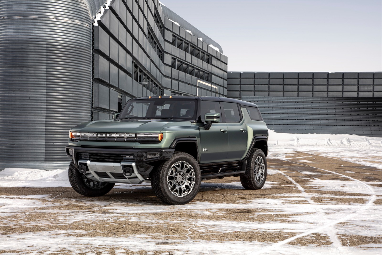 Una gmc sierra 2020 verde está estacionada frente a un edificio (gmc hummer ev, 2024, edición 1, suv eléctrico, 5k)