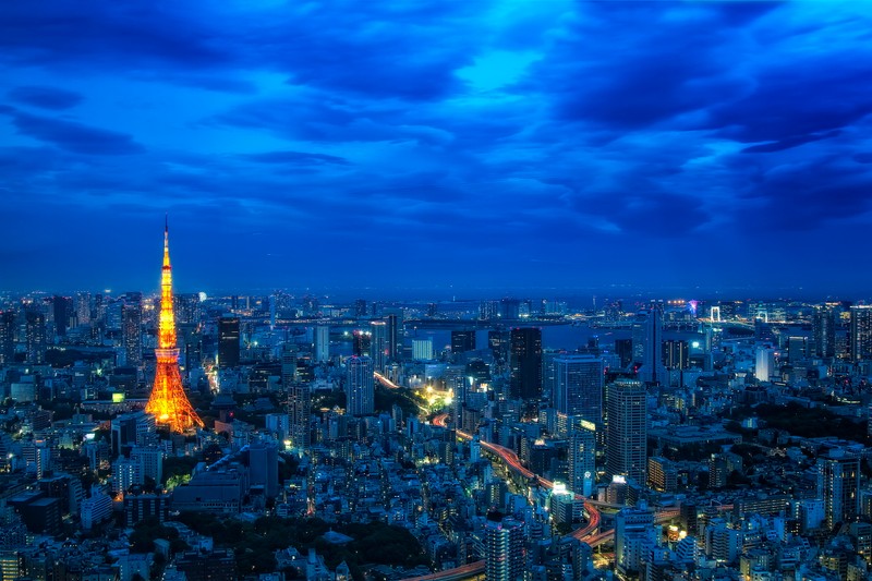 Вид на город ночью с высоким зданием (токио, tokyo, токийская башня, tokyo tower, городской пейзаж)