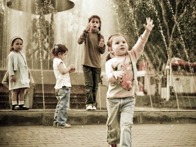 Momentos alegres de juego infantil en una fuente