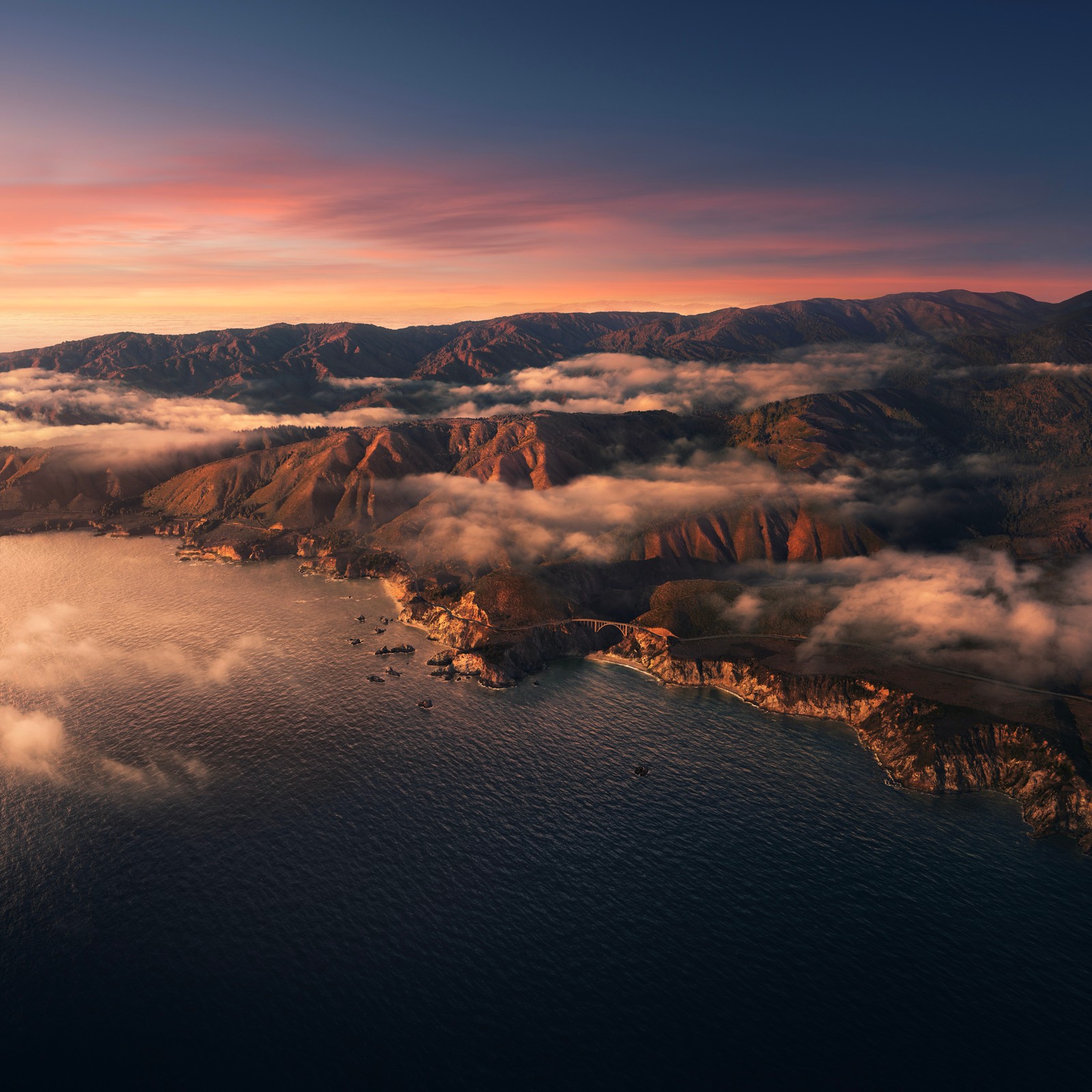 Vue d'arafat sur un grand plan d'eau avec une montagne en arrière-plan (big sur, coucher de soleil, montagnes, nuages, soir)