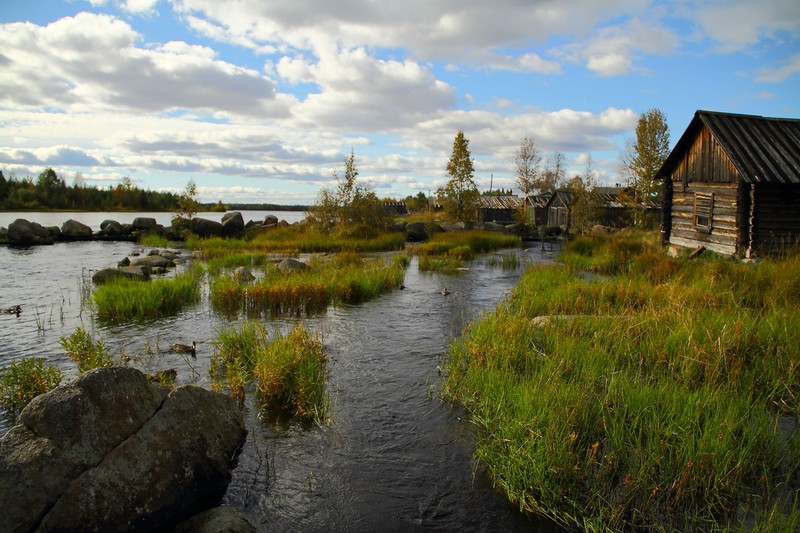 Небольшая хижина на берегу озера (отражение, река, природа, вода, банк)