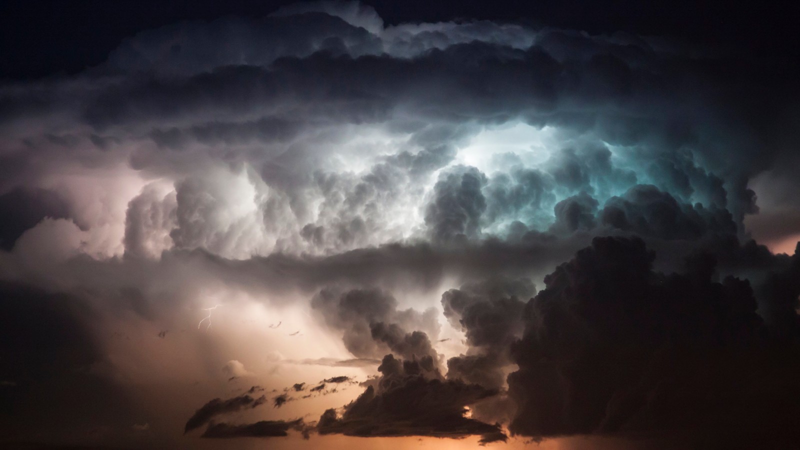 Un gros plan d'un ciel rempli de nuages avec un bateau dans l'eau. (nuage, atmosphère, cumulus, orage, tempête)