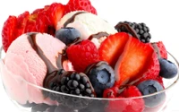 Sundae indulgente con helado de fresa y vainilla, cubierto con frutas frescas y salsa de chocolate.