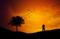 Silhouette romantique d'un couple contre un coucher de soleil orange avec des oiseaux