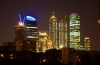 Horizonte de la ciudad de Moscú por la noche: una impresionante metrópoli urbana iluminada