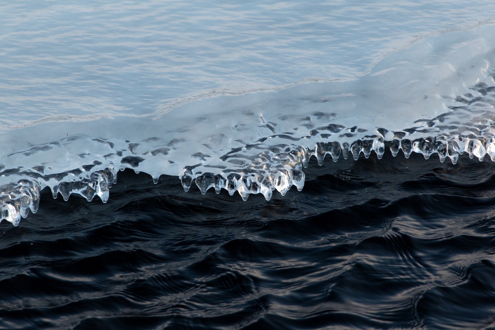 Arafed ice on the edge of a wave in the ocean (sky, wind wave, water, winter, ice)