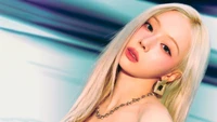 Winter d'Aespa captivante dans une image teaser frappante, mettant en valeur ses magnifiques cheveux blonds et son maquillage audacieux.