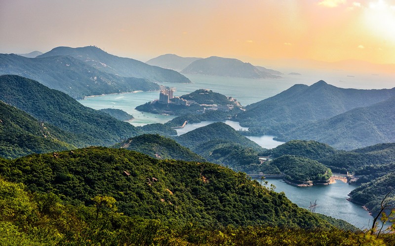 Вид на озеро, окруженное горами и лесом (гонконг, hong kong, горные образования, гора, природа)