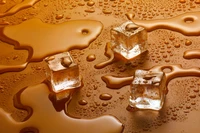 Cubes de glace ambre sur une surface d'or liquide