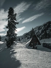 Retraite alpine enneigée au milieu de montagnes majestueuses