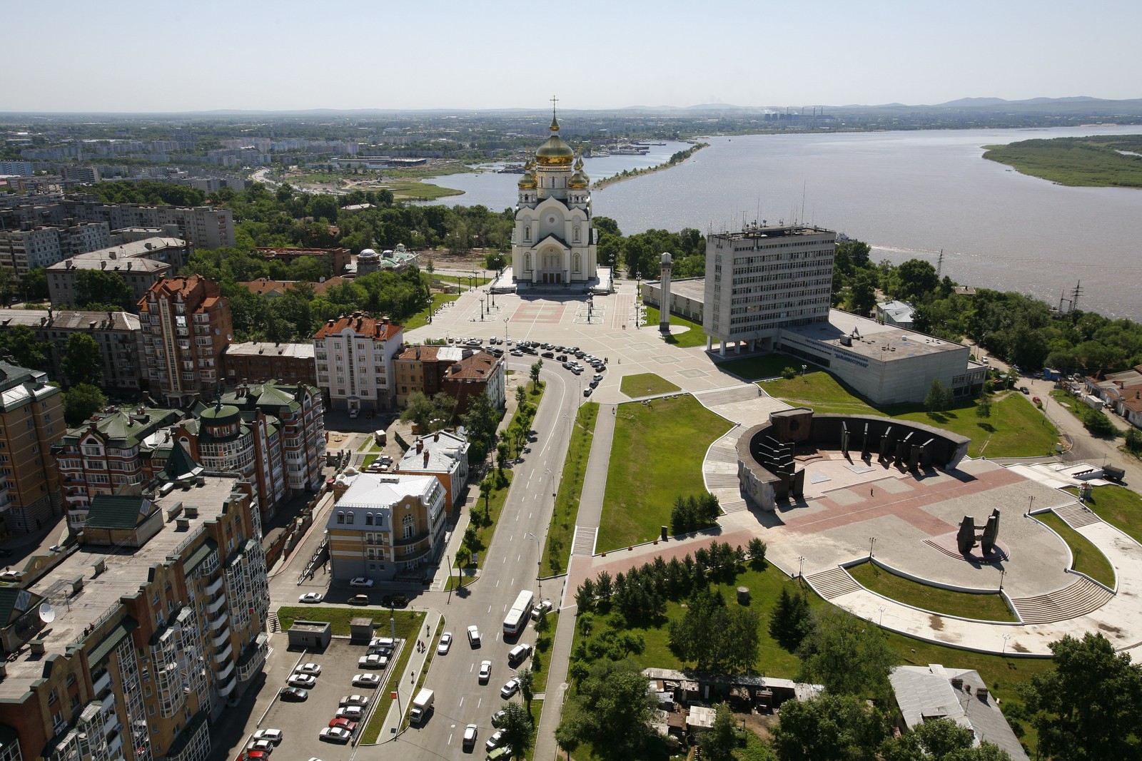 Aerial view of a city with a large church and a lake (city, urban design, moscow, birds eye view, building)