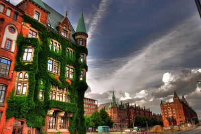 Arquitectura histórica de Berlín con exuberante vegetación y cielo dramático