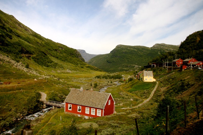 В долине стоит красный дом. (осло, берген, bergen, поезд, горные образования)