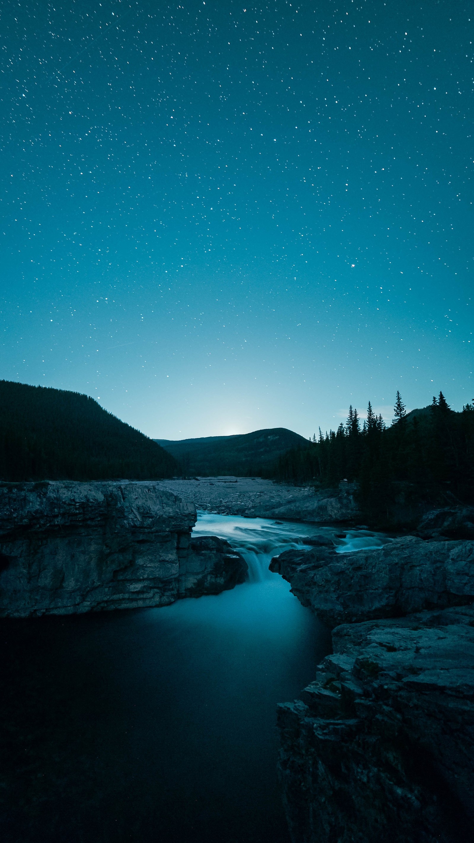 Sternklarer himmel über einem see mit einem berg im hintergrund (5a5630r63, deviantoptiks, elbow falls, nacht, fluss)