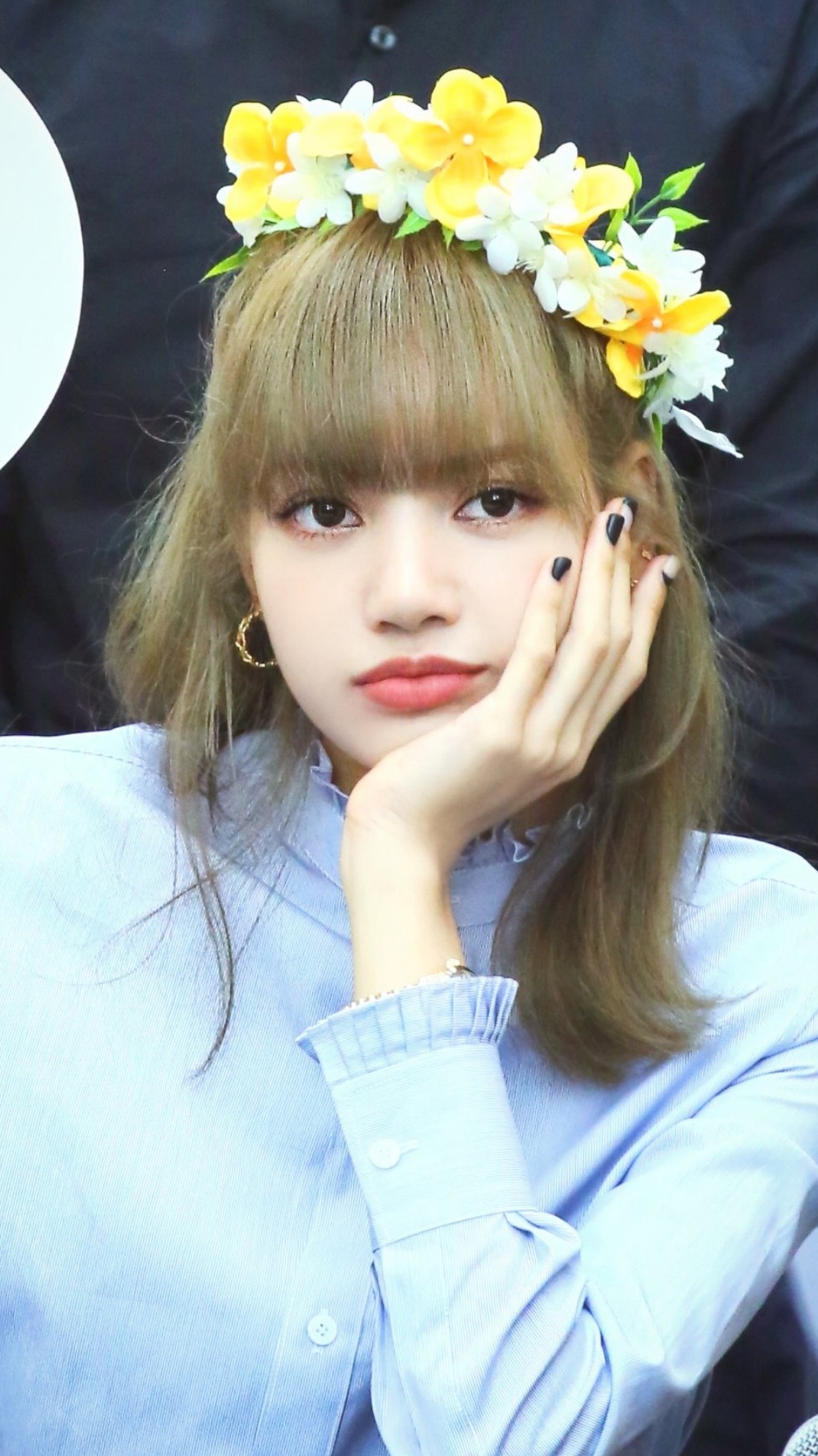 Fille avec une couronne de fleurs sur la tête (blackpink, kpop, lalisa, lisa)