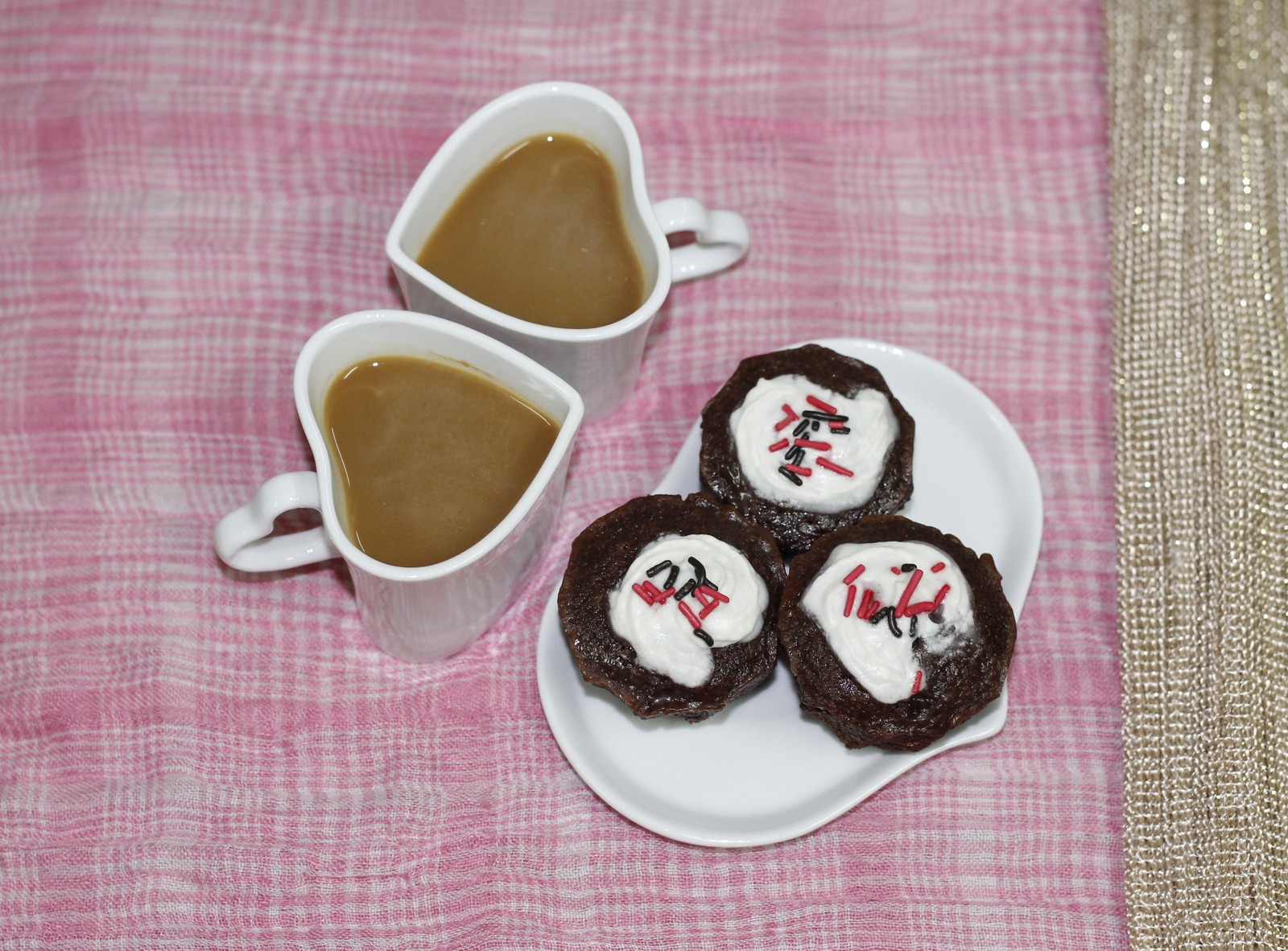 Hay tres cupcakes en un plato con una taza de café (desayuno, pastel, café, corazón, amor)