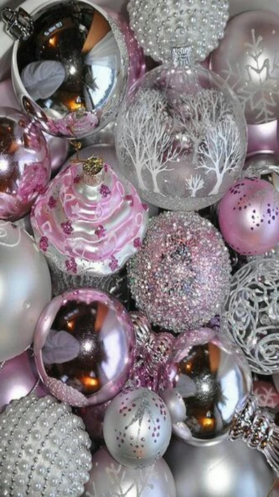 Selección festiva de elegantes adornos navideños en suaves tonos rosa y plata