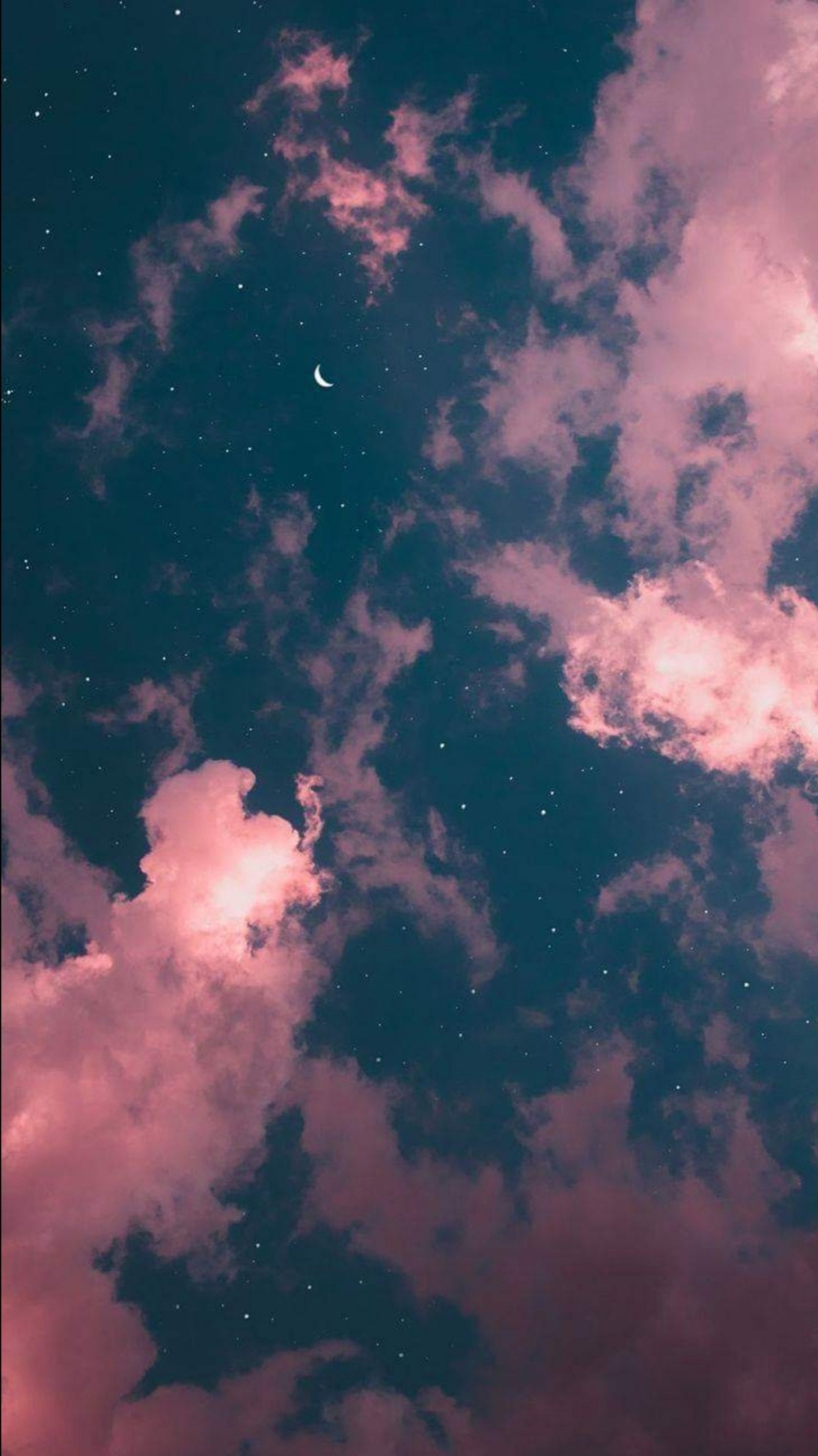 Uma imagem de um céu com nuvens e uma lua crescente (bonito, nuvens, lua, rosa, céu)