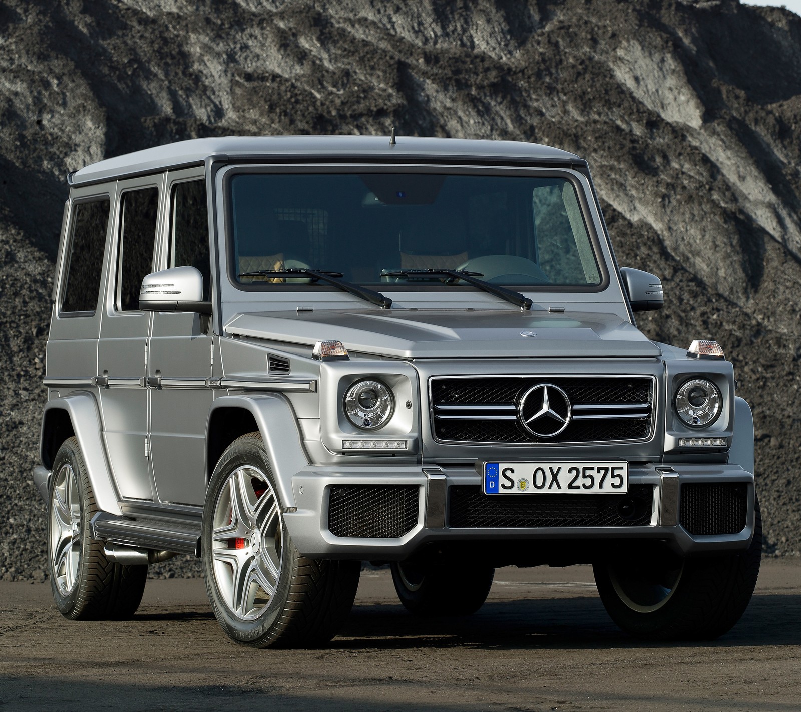 Ein mercedes g-klasse suv steht vor einem felsenberg (amg, auto, benz, g klasse, mb)