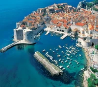 Impresionante vista aérea de la arquitectura costera histórica de Dubrovnik