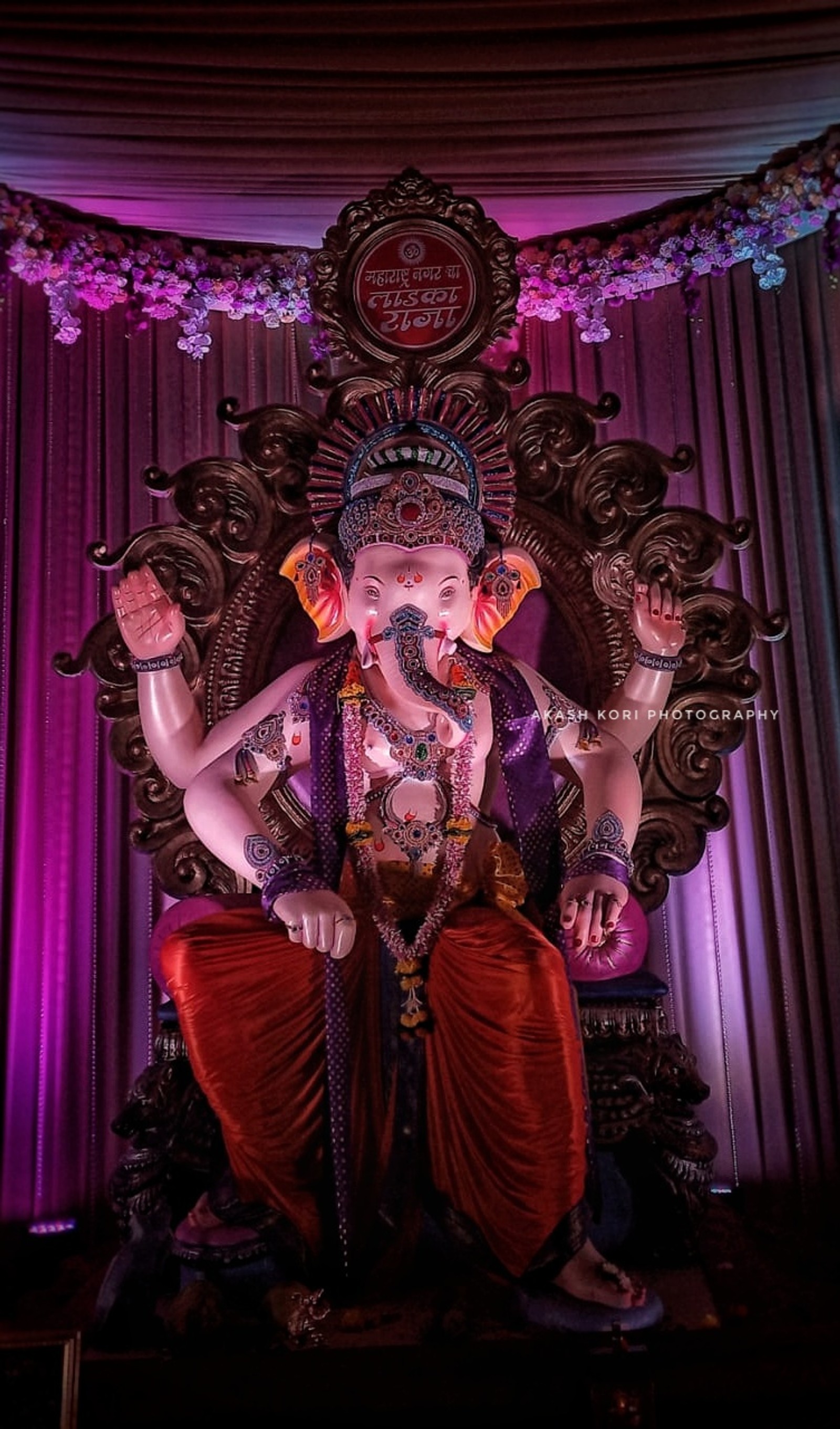 Un gros plan d'une statue d'une personne assise sur une chaise (festival de ganesh, ganpati bappa morya, photographie, papier peint)