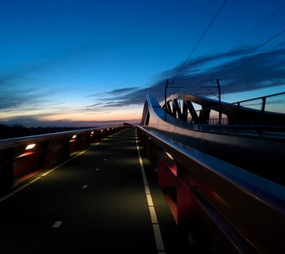 Dämmerungsbrücke Überquerung: Eine Malerische Straße Unter Einem Lebhaften Himmel