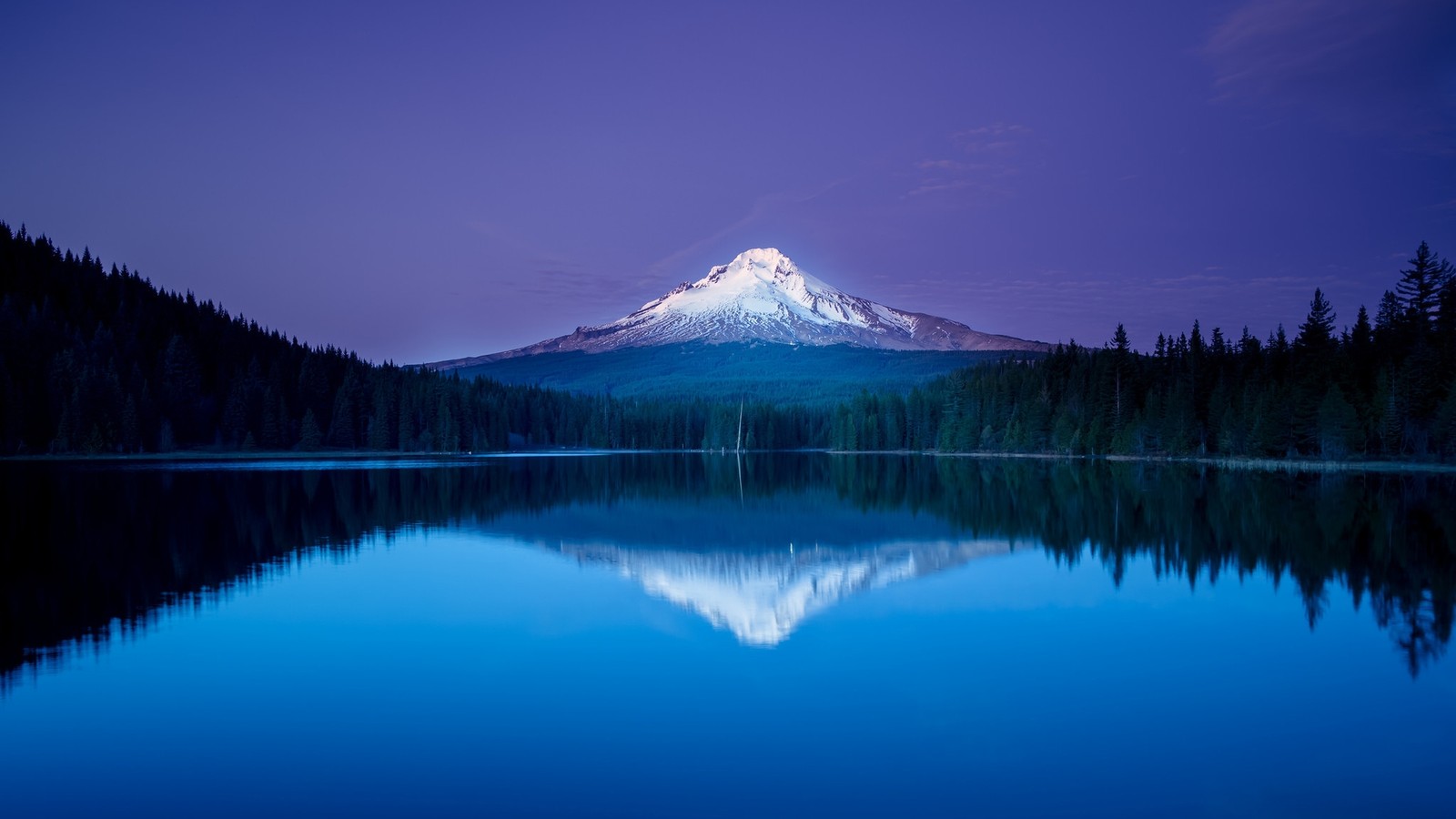 Vista aérea de uma montanha refletida em um lago ao entardecer com um céu roxo (montanha, lago, água, azul celeste, paisagem natural)